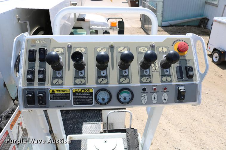 image for item DC7639 2007 International 7300 SFA digger derrick truck