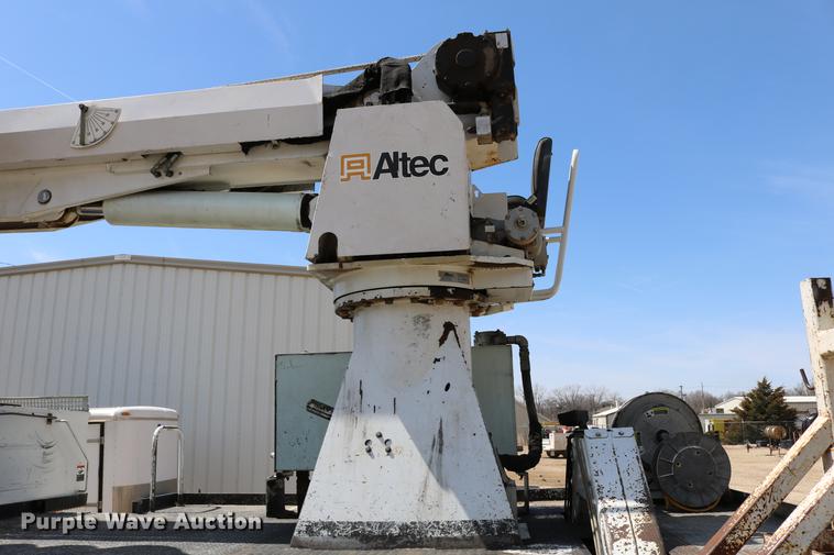 image for item DC7639 2007 International 7300 SFA digger derrick truck