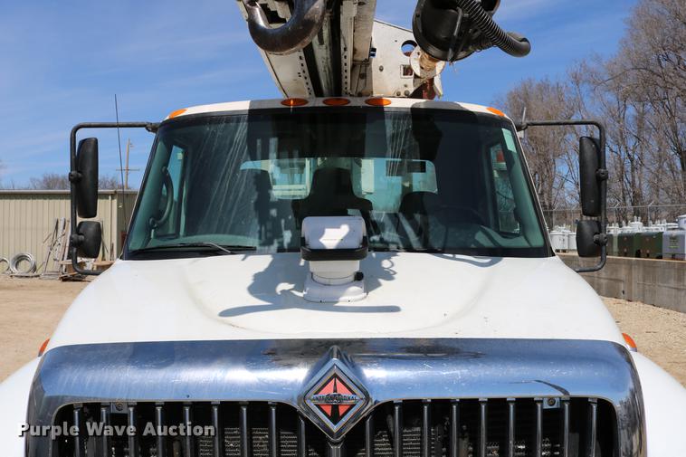 image for item DC7639 2007 International 7300 SFA digger derrick truck