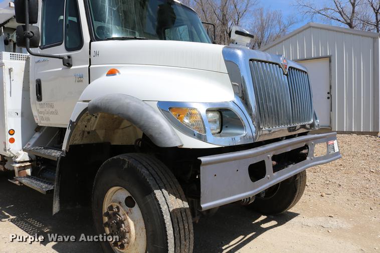 image for item DC7639 2007 International 7300 SFA digger derrick truck