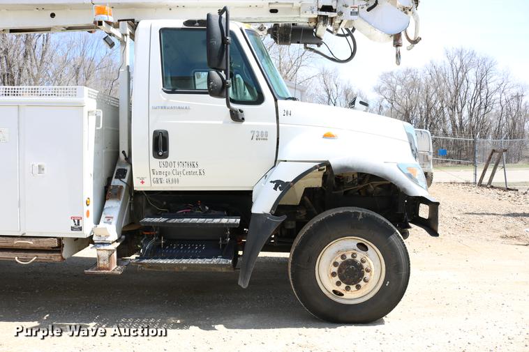 image for item DC7639 2007 International 7300 SFA digger derrick truck