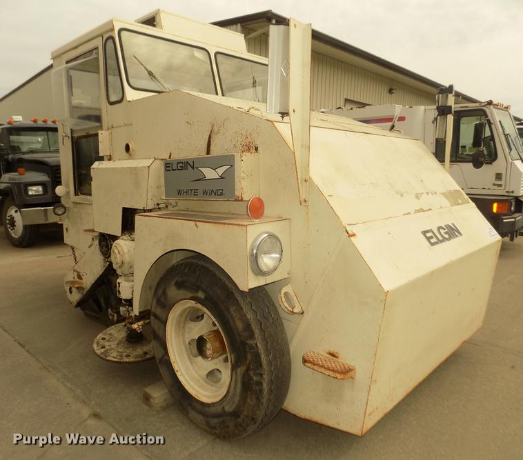 image for item DD2799 Elgin White Wing T street sweeper