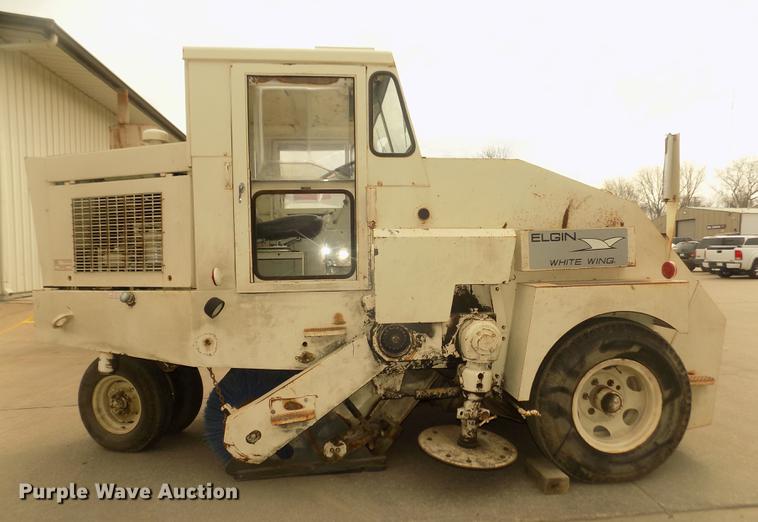 image for item DD2799 Elgin White Wing T street sweeper