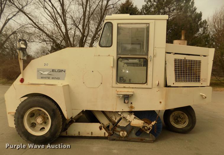 image for item DD2799 Elgin White Wing T street sweeper