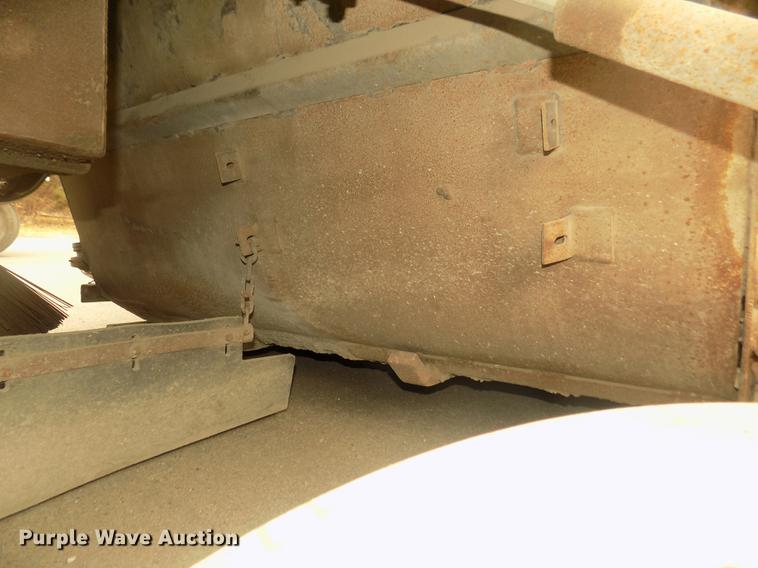 image for item DD2801 2005 Johnston 4000 sweeper