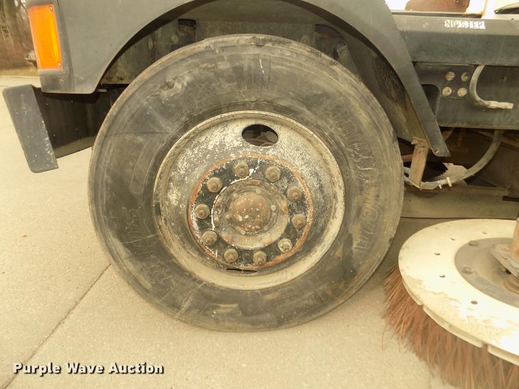 image for item DD2801 2005 Johnston 4000 sweeper