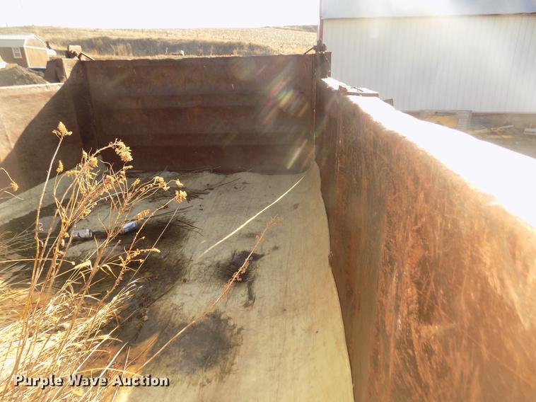 image for item DD2804 1976 Ford LT8000 dump truck