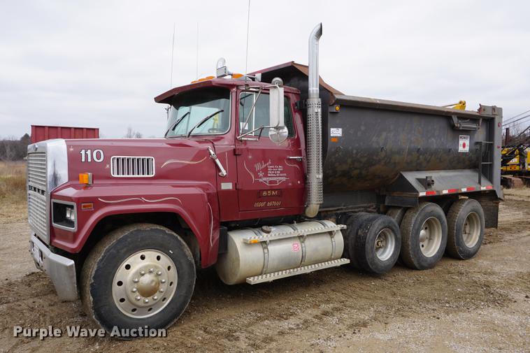 image for item DE3224 1989 Ford LTL9000 dump truck