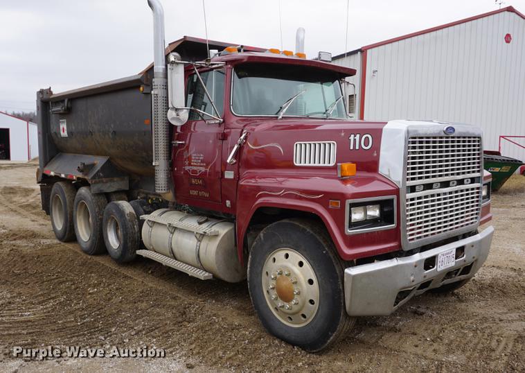 image for item DE3224 1989 Ford LTL9000 dump truck