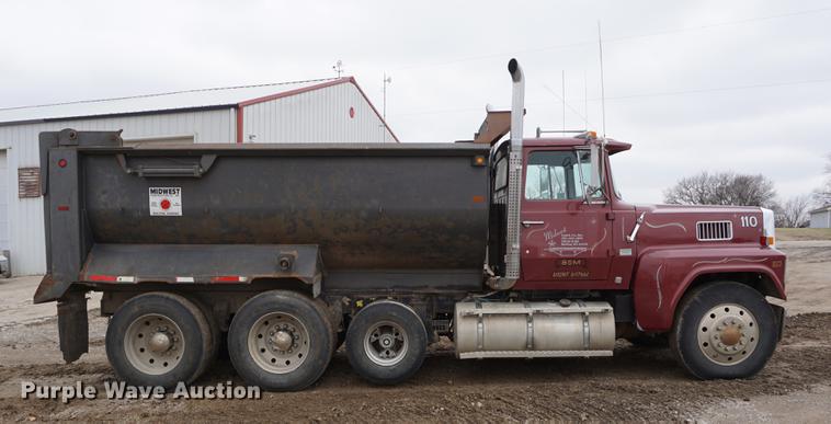 image for item DE3224 1989 Ford LTL9000 dump truck