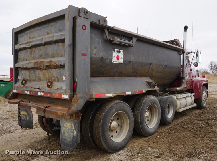image for item DE3224 1989 Ford LTL9000 dump truck