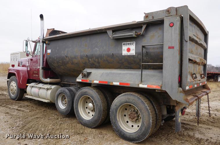 image for item DE3224 1989 Ford LTL9000 dump truck