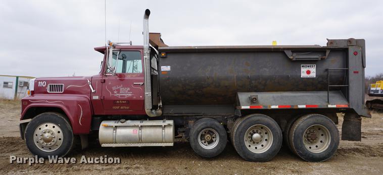 image for item DE3224 1989 Ford LTL9000 dump truck