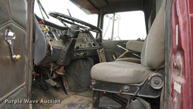 image for item DE3224 1989 Ford LTL9000 dump truck