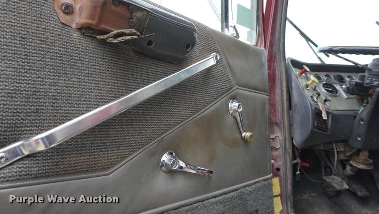 image for item DE3224 1989 Ford LTL9000 dump truck