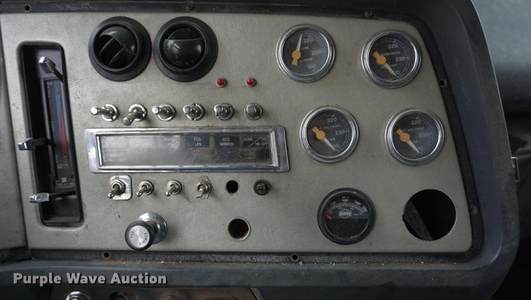 image for item DE3224 1989 Ford LTL9000 dump truck