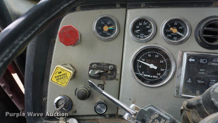 image for item DE3224 1989 Ford LTL9000 dump truck