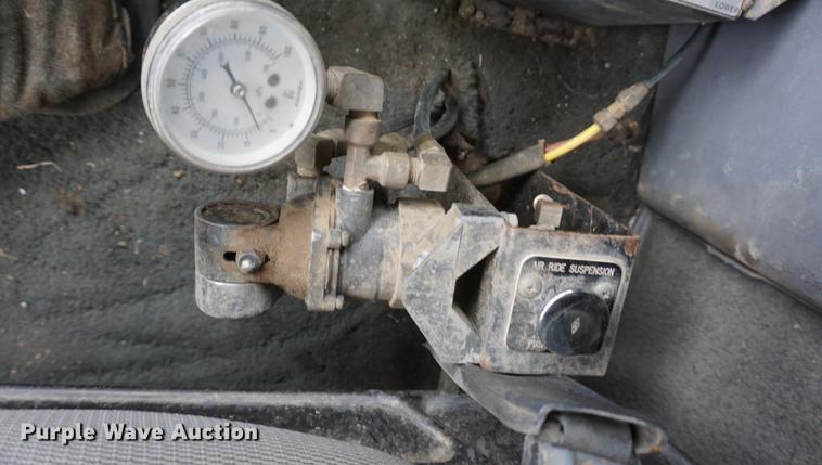 image for item DE3224 1989 Ford LTL9000 dump truck