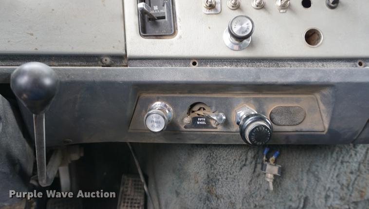 image for item DE3224 1989 Ford LTL9000 dump truck