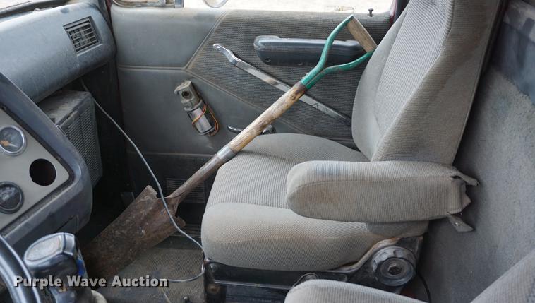 image for item DE3224 1989 Ford LTL9000 dump truck