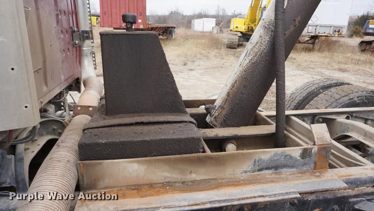 image for item DE3224 1989 Ford LTL9000 dump truck