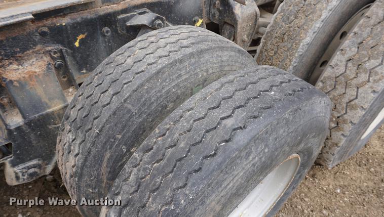 image for item DE3224 1989 Ford LTL9000 dump truck