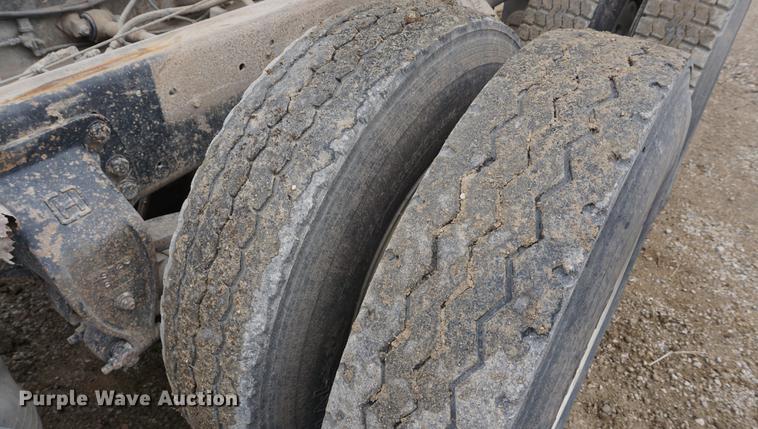 image for item DE3224 1989 Ford LTL9000 dump truck