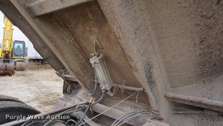 image for item DE3224 1989 Ford LTL9000 dump truck