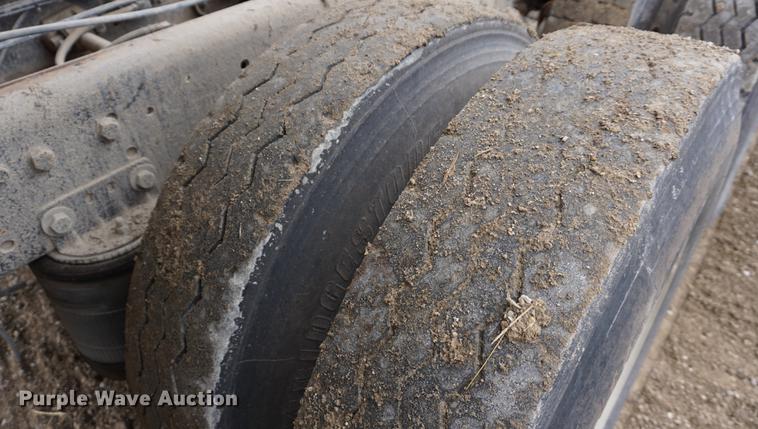 image for item DE3224 1989 Ford LTL9000 dump truck