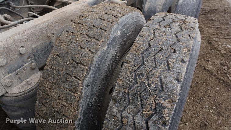 image for item DE3224 1989 Ford LTL9000 dump truck