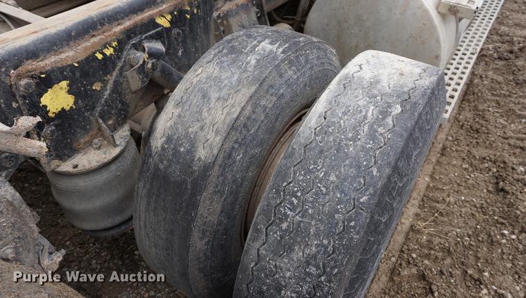 image for item DE3224 1989 Ford LTL9000 dump truck