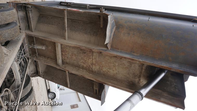 image for item DE3224 1989 Ford LTL9000 dump truck