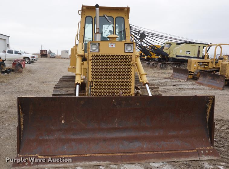 image for item DE3228 1983 International TD12 dozer