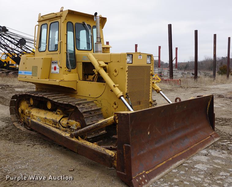image for item DE3228 1983 International TD12 dozer