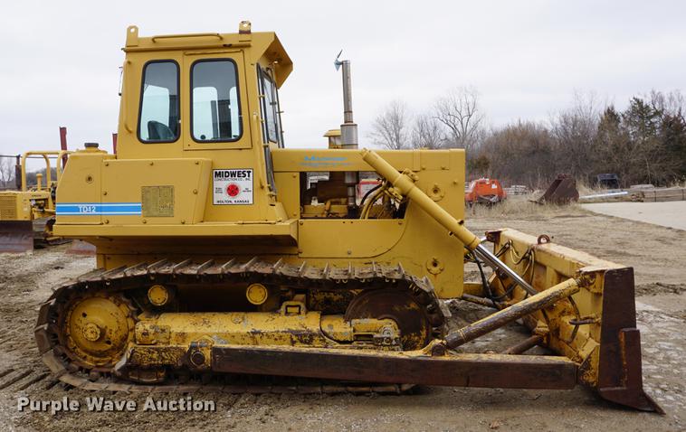 image for item DE3228 1983 International TD12 dozer