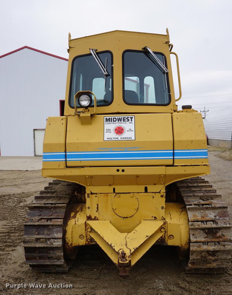 image for item DE3228 1983 International TD12 dozer