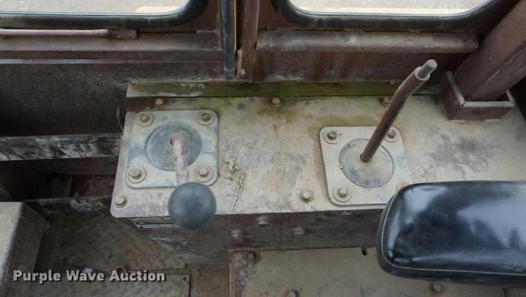 image for item DE3228 1983 International TD12 dozer