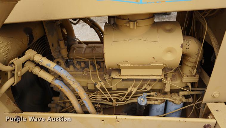 image for item DE3228 1983 International TD12 dozer