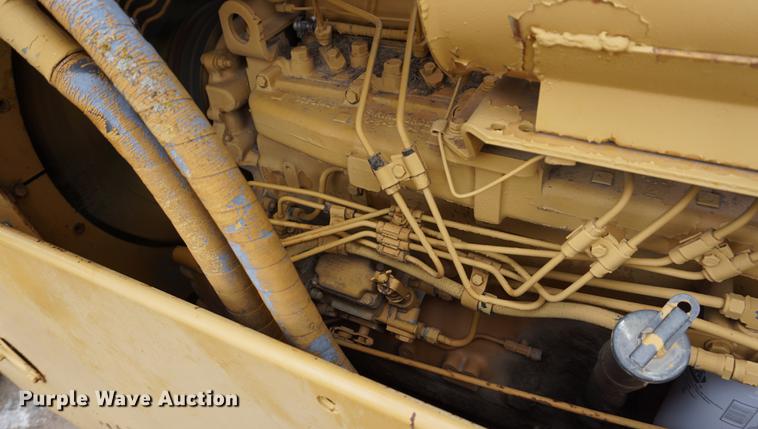 image for item DE3228 1983 International TD12 dozer