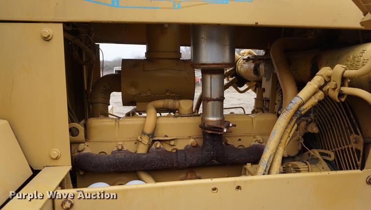 image for item DE3228 1983 International TD12 dozer