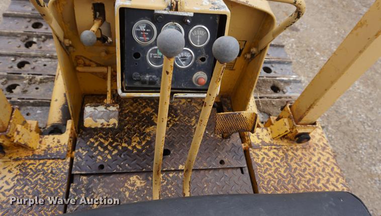 image for item DE3230 1976 International TD7E dozer