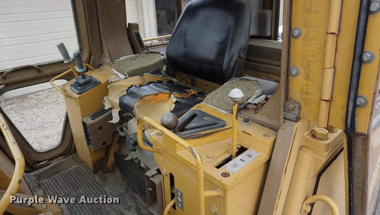 image for item DE3243 1988 Caterpillar 963 track loader