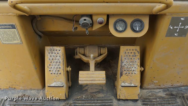 image for item DE3243 1988 Caterpillar 963 track loader
