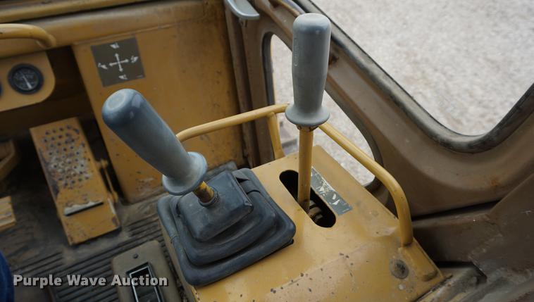 image for item DE3243 1988 Caterpillar 963 track loader