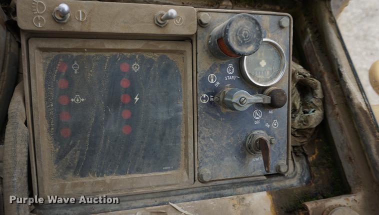 image for item DE3243 1988 Caterpillar 963 track loader