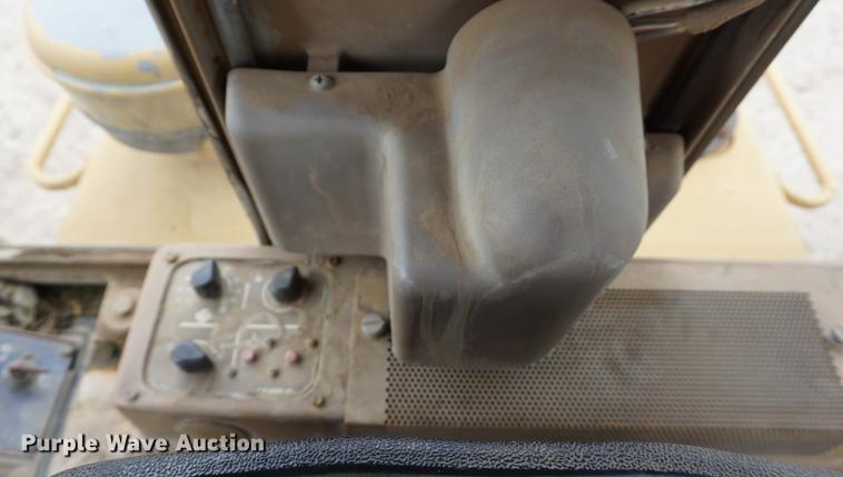 image for item DE3243 1988 Caterpillar 963 track loader