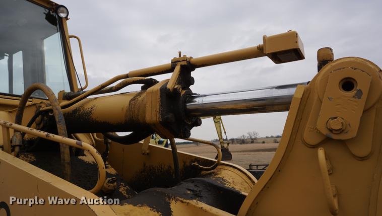 image for item DE3243 1988 Caterpillar 963 track loader