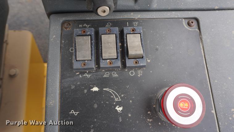 image for item DE3254 2008 Caterpillar CP-433E single drum vibratory roller