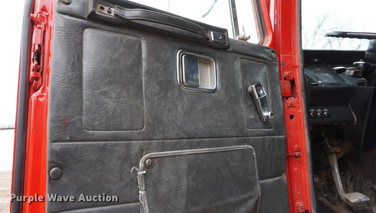 image for item DE3266 1994 Volvo WG dump truck