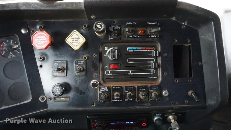 image for item DE3266 1994 Volvo WG dump truck